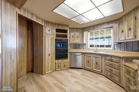 Kitchen - 724 46th St, Bakersfield, CA 93301 photo 5 of 10