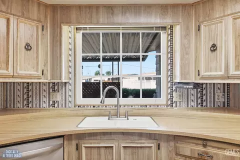 Kitchen - 724 46th St, Bakersfield, CA 93301 photo 6 of 10