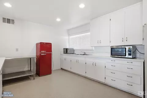 Kitchen - 724 46th St, Bakersfield, CA 93301 photo 10 of 10