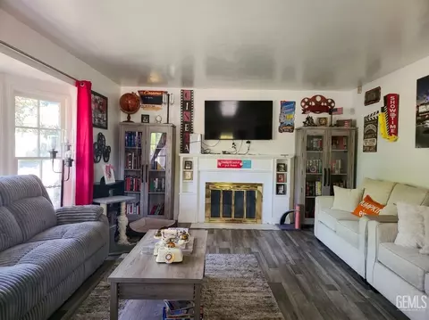 Living - 2500 Pine St, Bakersfield, CA 93301 photo 1 of 2
