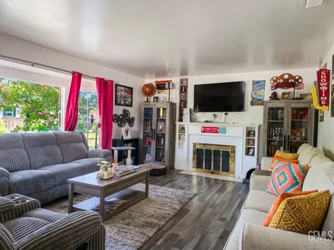 Living - 2500 Pine St, Bakersfield, CA 93301 photo 2 of 2