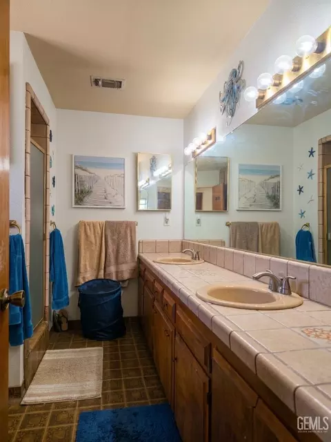 Bath - 2500 Pine St, Bakersfield, CA 93301 photo 2 of 2