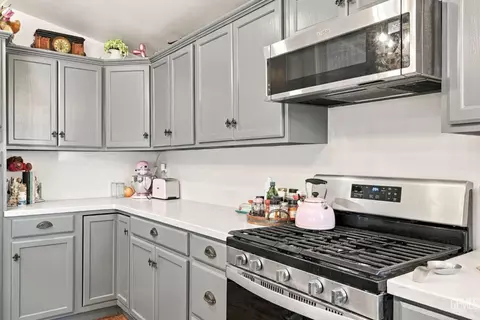 Kitchen - 131 Set Ln, Bakersfield, CA 93308 photo 6 of 7