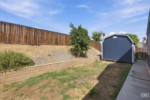 Exterior - 131 Set Ln, Bakersfield, CA 93308 photo 5 of 7