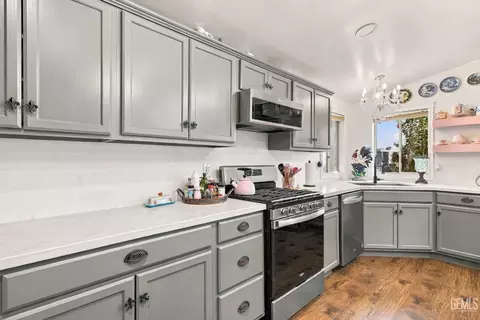 Kitchen - 131 Set Ln, Bakersfield, CA 93308 photo 3 of 7