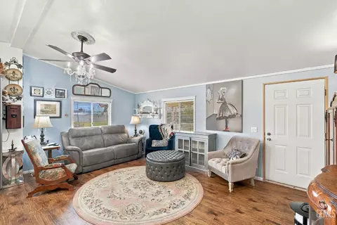 Living - 131 Set Ln, Bakersfield, CA 93308 photo 1 of 2