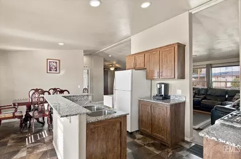 Kitchen - 20216 Mesa Dr, Tehachapi, CA 93561 photo 2 of 3