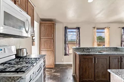 Kitchen - 20216 Mesa Dr, Tehachapi, CA 93561 photo 3 of 3