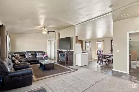 Living - 20216 Mesa Dr, Tehachapi, CA 93561 photo 2 of 2