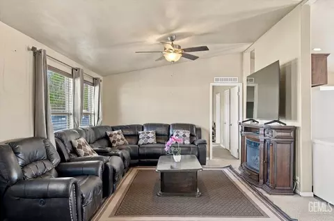 Living - 20216 Mesa Dr, Tehachapi, CA 93561 photo 1 of 2