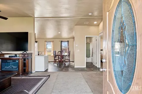 Entry Way - 20216 Mesa Dr, Tehachapi, CA 93561 photo 1 of 1