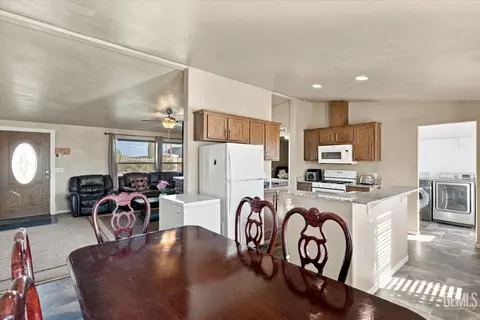 Dining - 20216 Mesa Dr, Tehachapi, CA 93561 photo 2 of 2