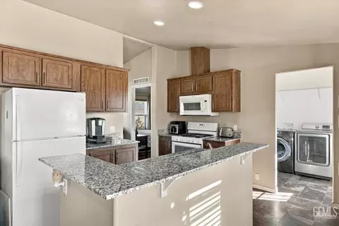 Kitchen - 20216 Mesa Dr, Tehachapi, CA 93561 photo 1 of 3