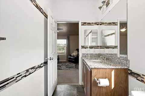 Bath - 20216 Mesa Dr, Tehachapi, CA 93561 photo 2 of 3