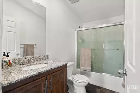 Bath - 20216 Mesa Dr, Tehachapi, CA 93561 photo 3 of 3