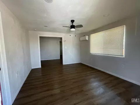 Living - 705 Crystal St, Taft, CA 93268 photo 1 of 1
