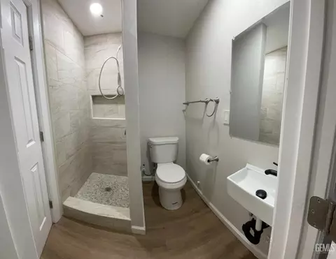 Bath - 705 Crystal St, Taft, CA 93268 photo 2 of 2