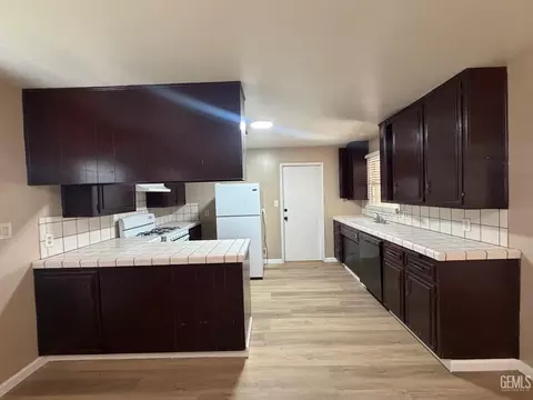 Kitchen - 210 Douglas St, Bakersfield, CA 93308 photo 1 of 2