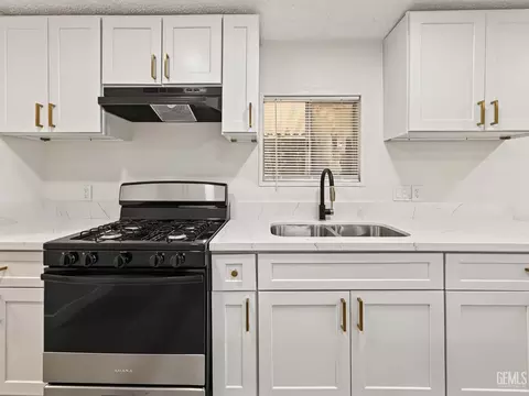 Kitchen - 14556 E Tehachapi Blvd #30, Tehachapi, CA 93561 photo 3 of 4