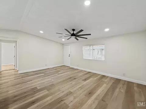 Living - 14556 E Tehachapi Blvd #30, Tehachapi, CA 93561 photo 2 of 2