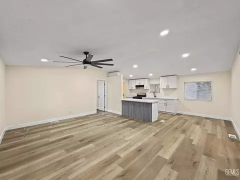 Living - 14556 E Tehachapi Blvd #30, Tehachapi, CA 93561 photo 1 of 2