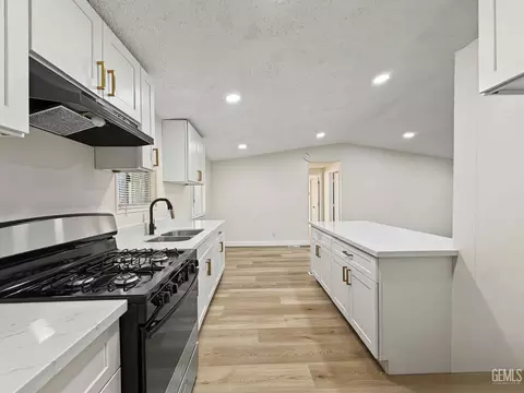 Kitchen - 14556 E Tehachapi Blvd #30, Tehachapi, CA 93561 photo 2 of 4