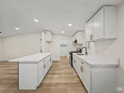 Kitchen - 14556 E Tehachapi Blvd #30, Tehachapi, CA 93561 photo 4 of 4