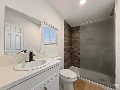 Bath - 14556 E Tehachapi Blvd #30, Tehachapi, CA 93561 photo 1 of 2
