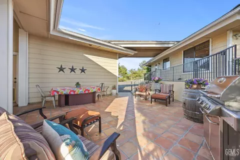 Exterior - 30300 Piebald Ct, Tehachapi, CA 93561 photo 7 of 11