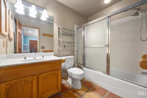 Bath - 30300 Piebald Ct, Tehachapi, CA 93561 photo 4 of 5