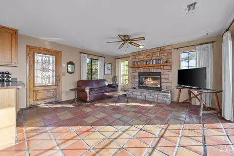 Living - 30300 Piebald Ct, Tehachapi, CA 93561 photo 2 of 4