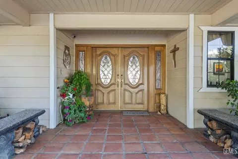 Entry Way - 30300 Piebald Ct, Tehachapi, CA 93561 photo 1 of 8