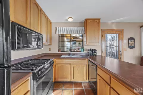 Kitchen - 30300 Piebald Ct, Tehachapi, CA 93561 photo 2 of 2