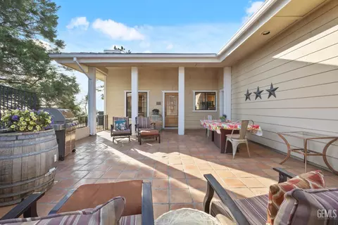 Exterior - 30300 Piebald Ct, Tehachapi, CA 93561 photo 6 of 11