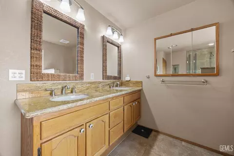 Bath - 30300 Piebald Ct, Tehachapi, CA 93561 photo 3 of 5