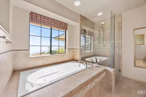 Bath - 30300 Piebald Ct, Tehachapi, CA 93561 photo 2 of 5