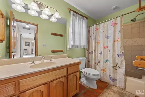 Bath - 30300 Piebald Ct, Tehachapi, CA 93561 photo 5 of 5