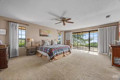 Bedroom - 30300 Piebald Ct, Tehachapi, CA 93561 photo 4 of 11