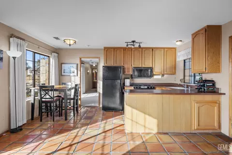 Kitchen - 30300 Piebald Ct, Tehachapi, CA 93561 photo 1 of 2