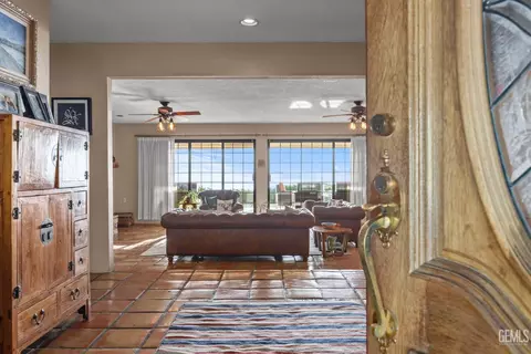 Entry Way - 30300 Piebald Ct, Tehachapi, CA 93561 photo 2 of 8