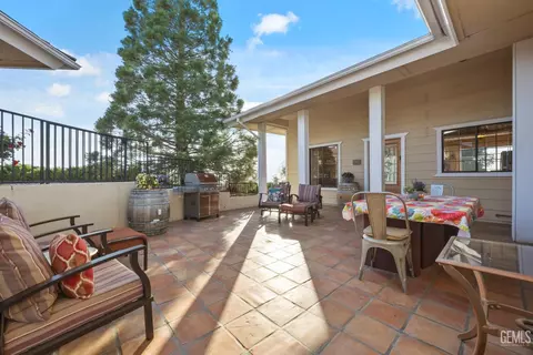Exterior - 30300 Piebald Ct, Tehachapi, CA 93561 photo 5 of 11