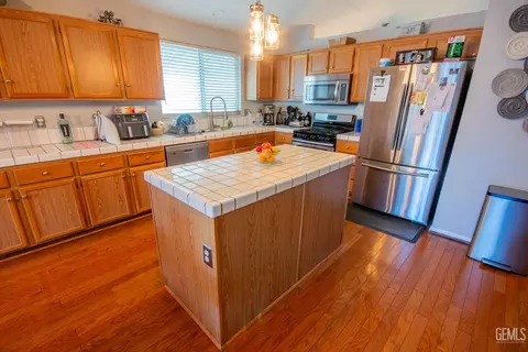 Kitchen - 5800 California Spring Dr, Bakersfield, CA 93313 photo 2 of 2