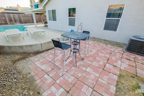 Exterior - 5800 California Spring Dr, Bakersfield, CA 93313 photo 7 of 8