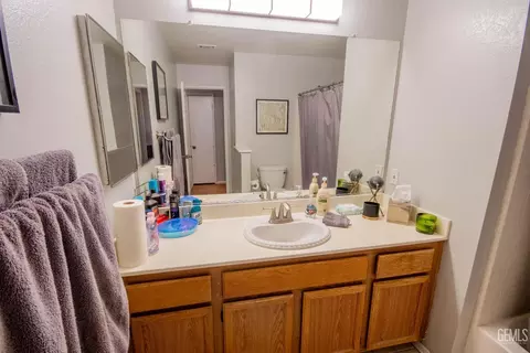 Bath - 5800 California Spring Dr, Bakersfield, CA 93313 photo 2 of 2