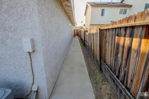 Entry Way - 5800 California Spring Dr, Bakersfield, CA 93313 photo 2 of 2