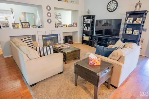 Living - 5800 California Spring Dr, Bakersfield, CA 93313 photo 2 of 3