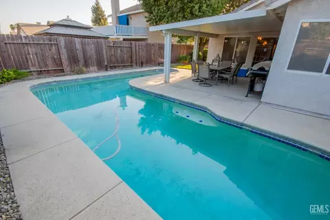 Exterior - 5800 California Spring Dr, Bakersfield, CA 93313 photo 5 of 8