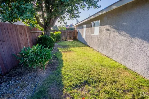 Exterior - 5800 California Spring Dr, Bakersfield, CA 93313 photo 8 of 8
