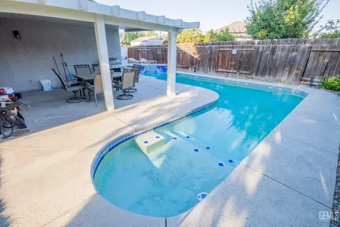 Exterior - 5800 California Spring Dr, Bakersfield, CA 93313 photo 3 of 8