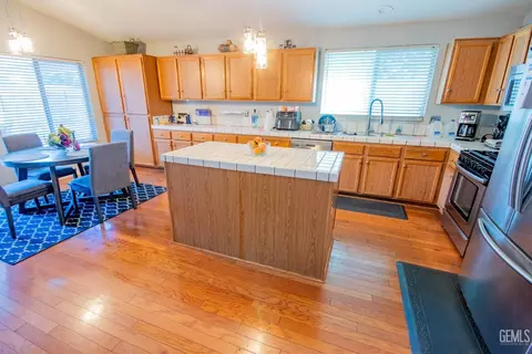 Kitchen - 5800 California Spring Dr, Bakersfield, CA 93313 photo 1 of 2